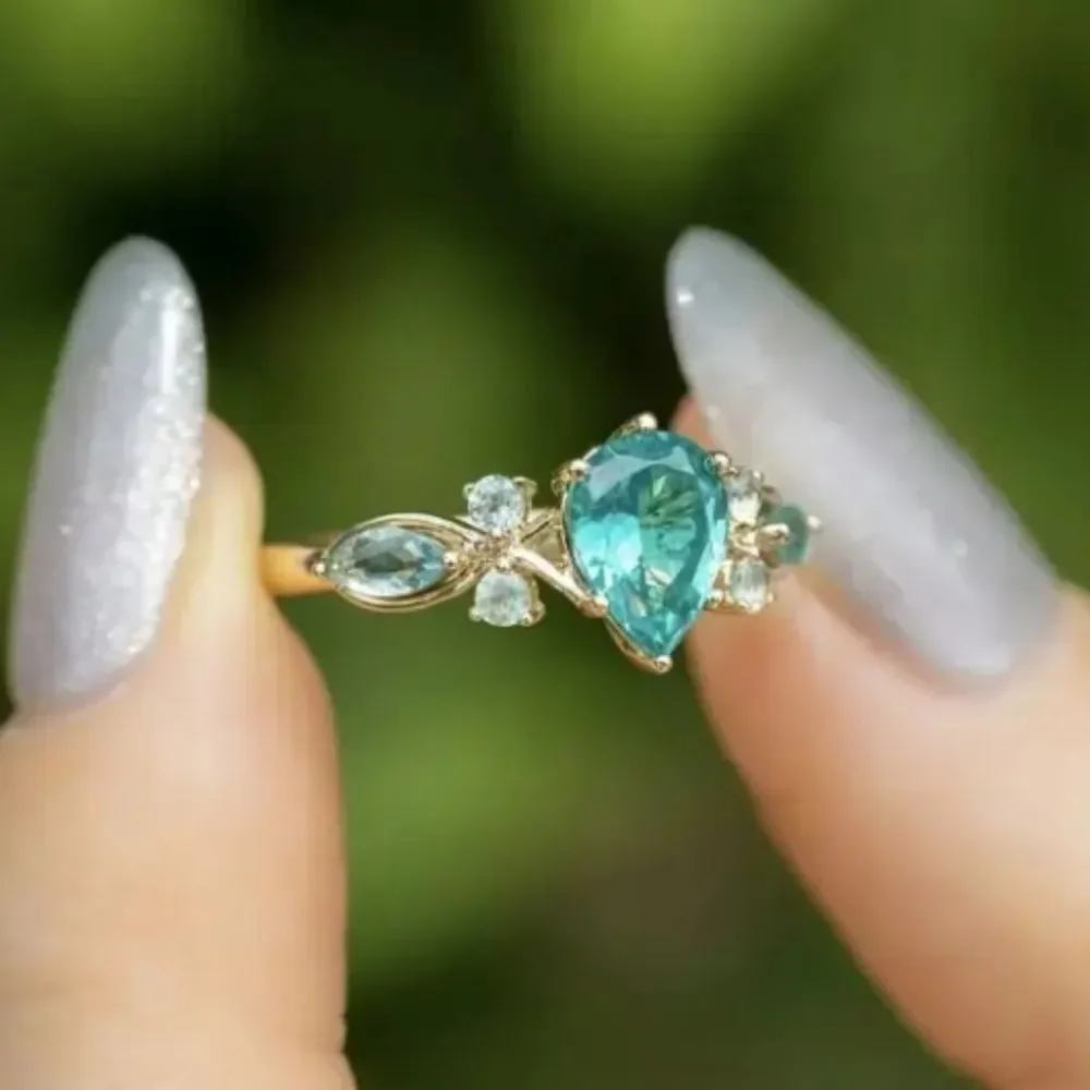 Ladies Elegant Gold and Green Gemstone Ring Sz 6